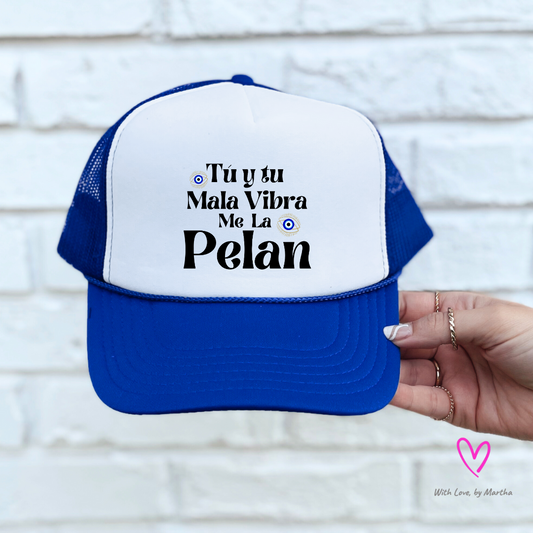 Tu y tu mala vibra me la pelan Trucker Hat